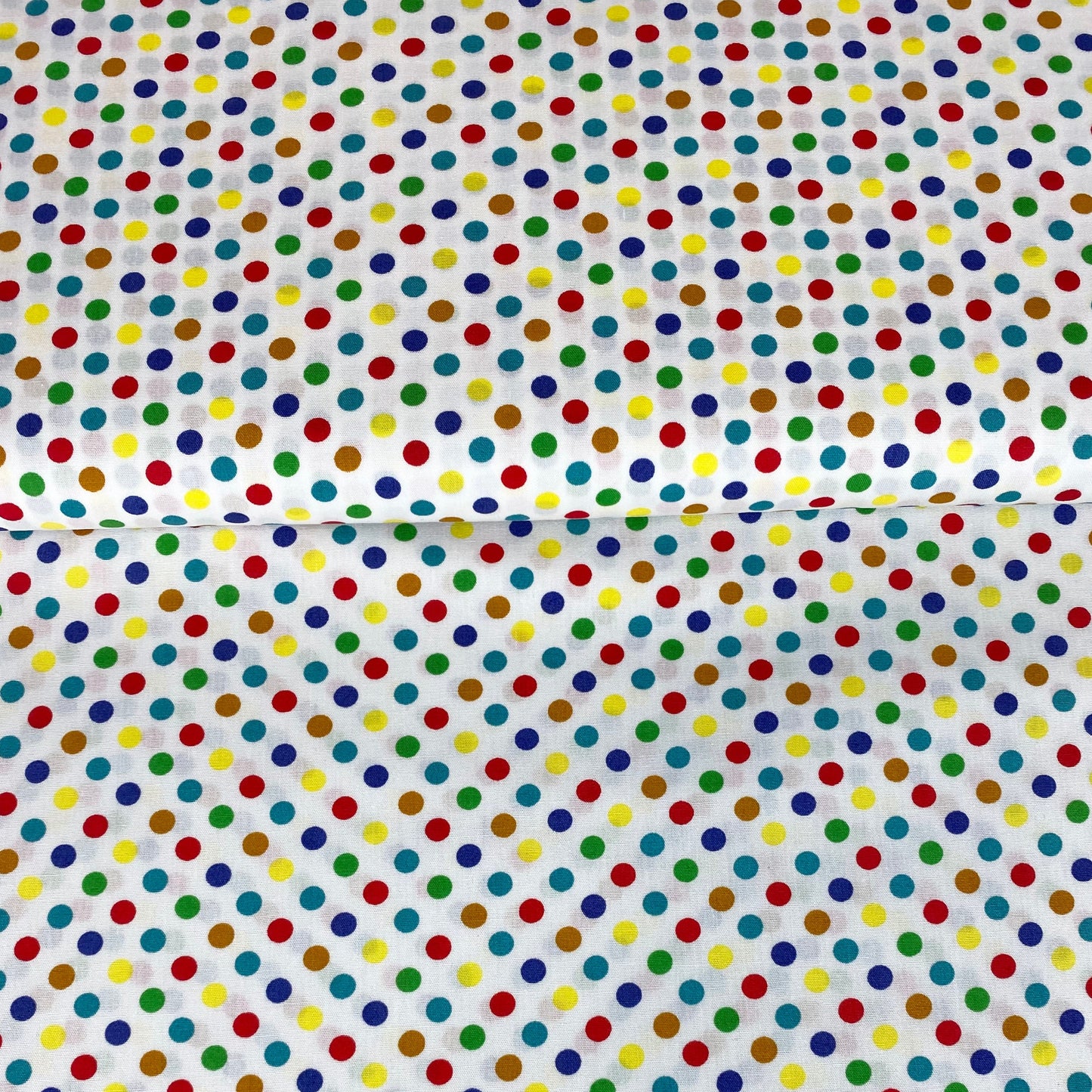 Baumwollstoff bunt gepunktet