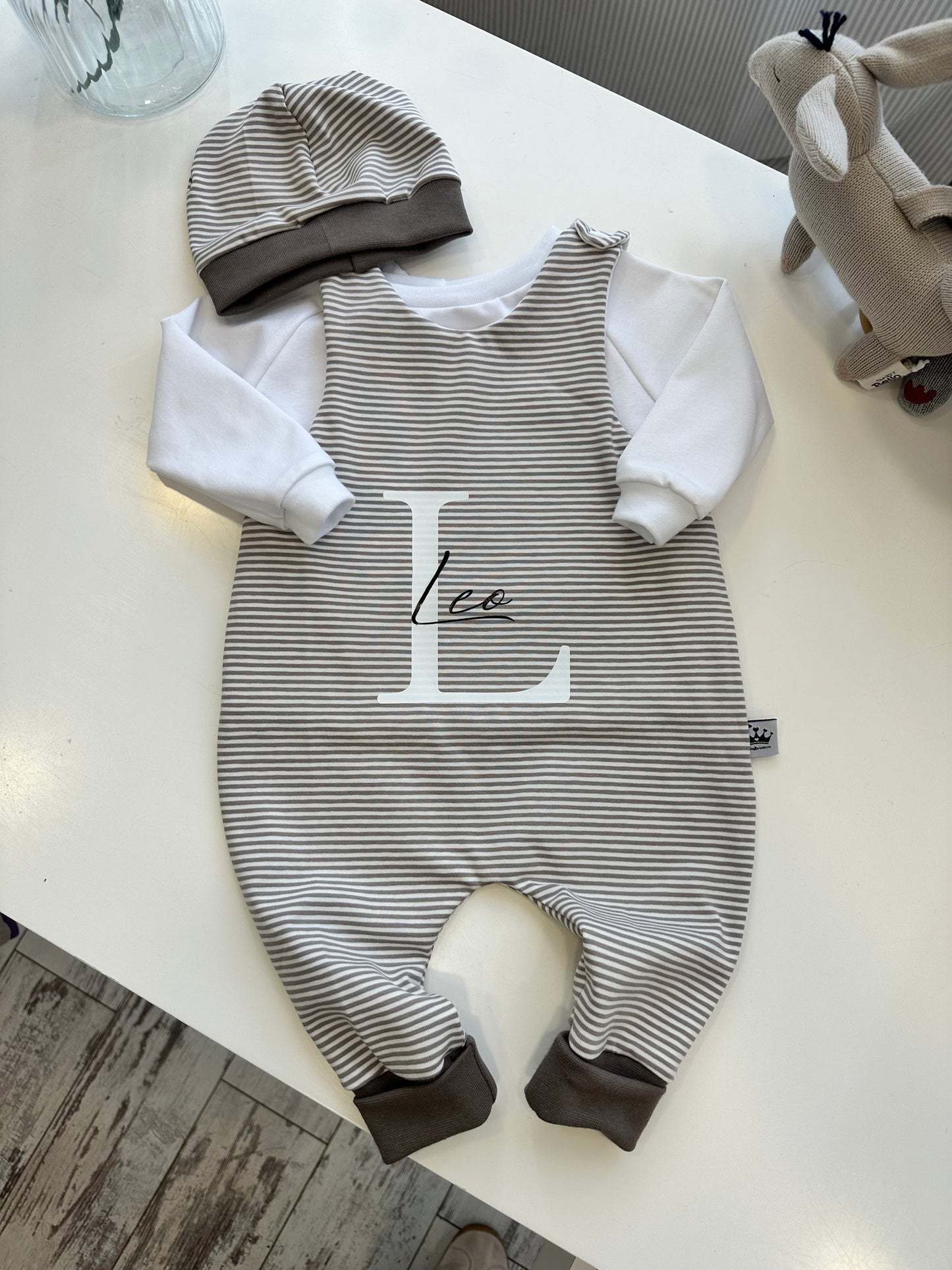 Strampler Set Taupe Streifen mit Namen und Mütze