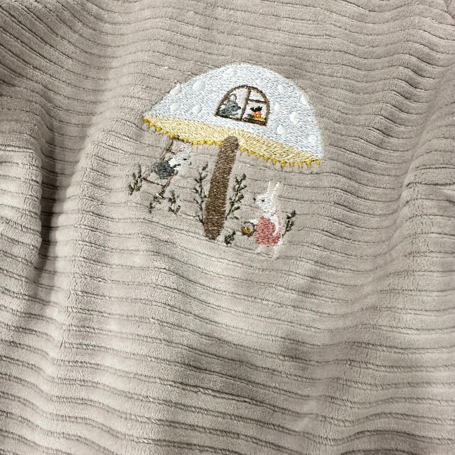 Limitierter Pullover Nicki cord Hasenstickerei