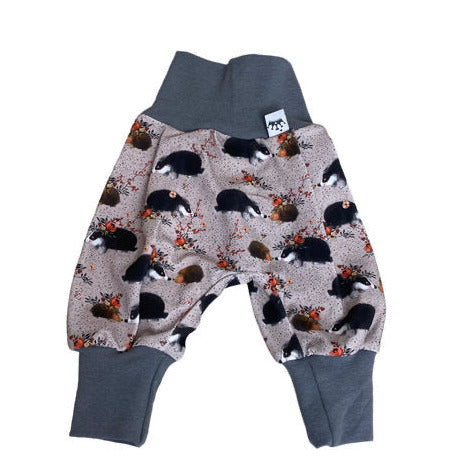 babyhose mit dachs und igel