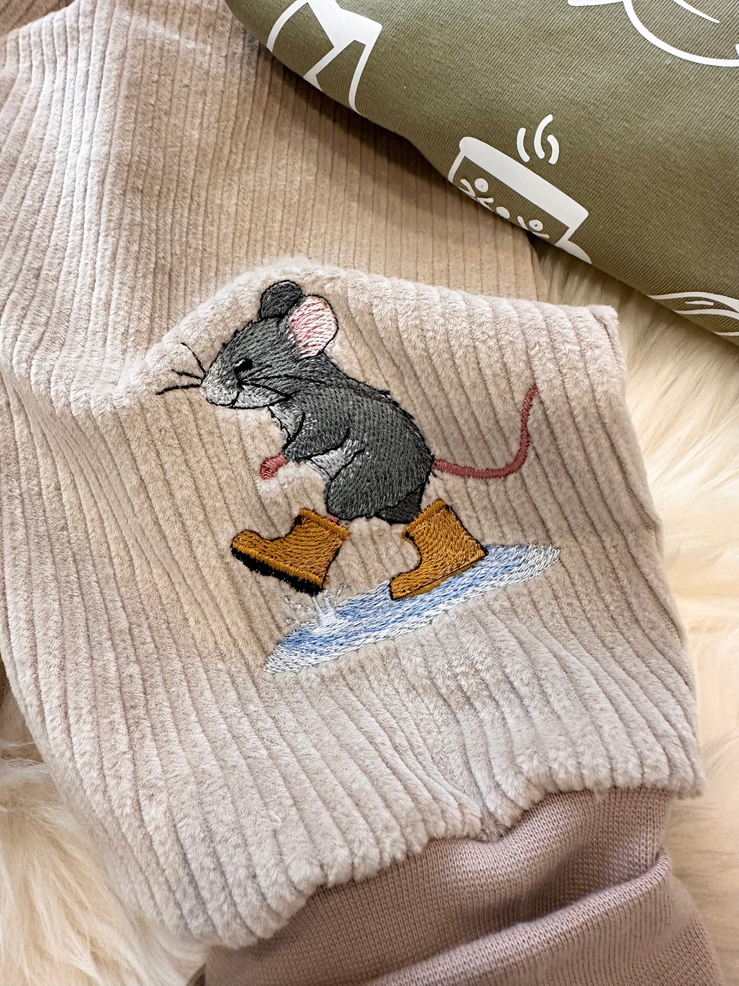 Pumphose Cord Maus im Regen