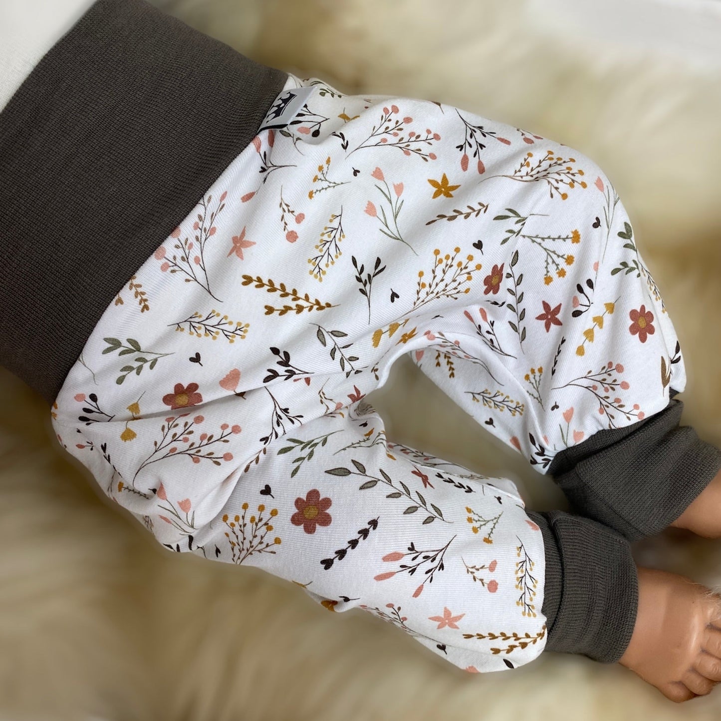 Baby set of scattered flowers