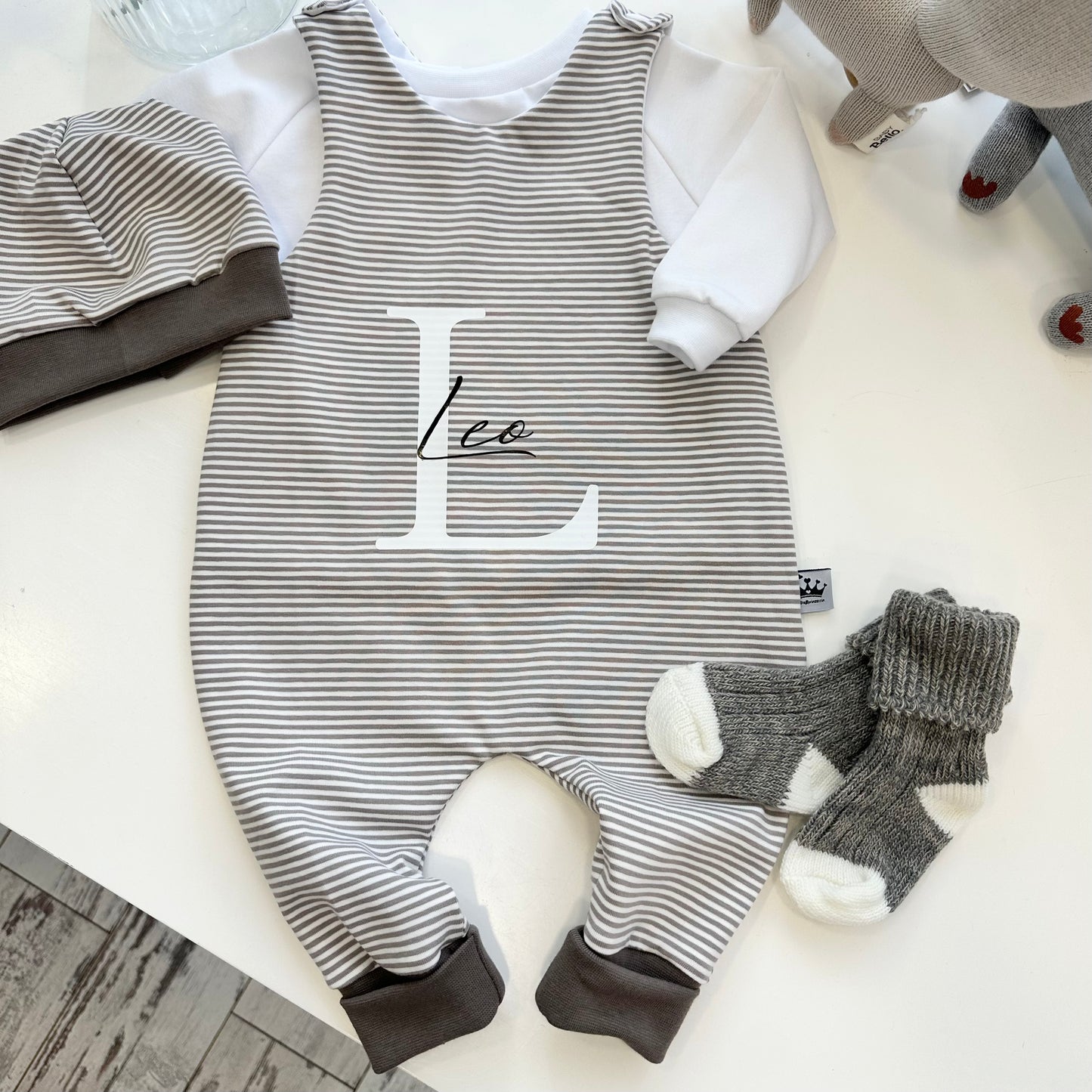 Strampler Set Taupe Streifen  mit Namen und Mütze
